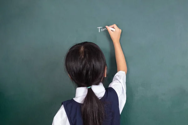 亚洲中国的小女孩在黑板上写字在教室里 — 图库照片