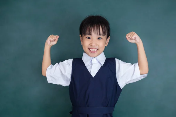 Asiatico Cinese Bambina Uniforme Piedi Con Braccia Contro Verde Lavagna — Foto Stock