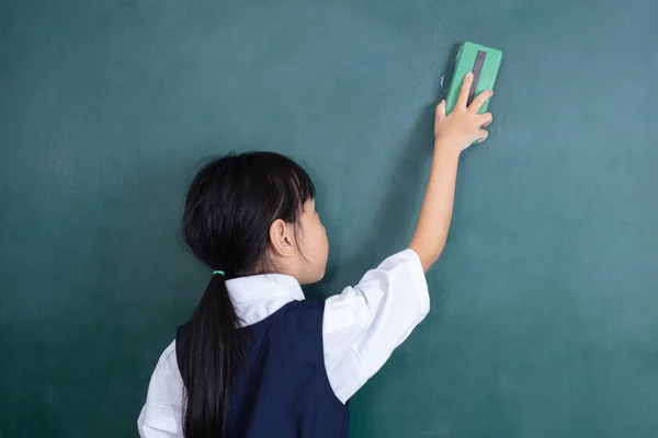 Asiática Chinesa Menina Limpando Quadro Verde Sala Aula — Fotografia de Stock