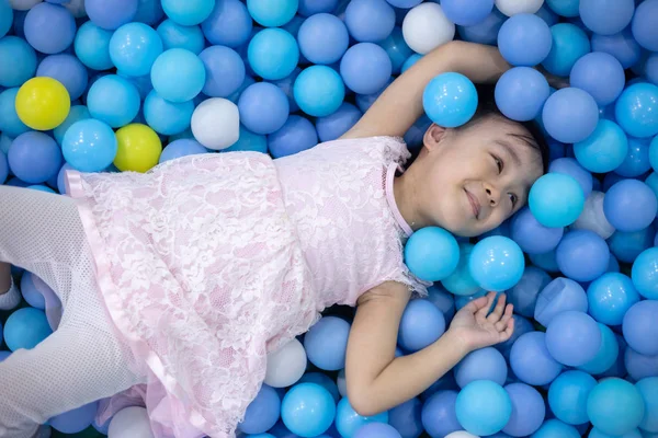 アジア中国小さな女の子が屋内プレイ グラウンド ボール プールで遊んで — ストック写真