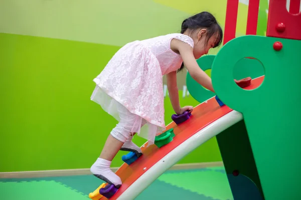 Asiática China Niña Jugando Mini Pared Escalada Patio Interior — Foto de Stock