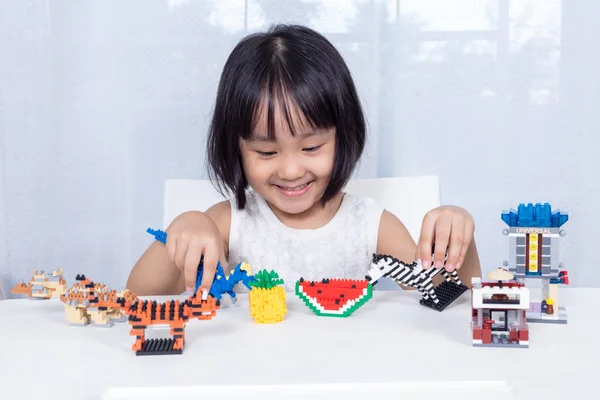 Азіатський Китайська дівчинка граючи головоломки іграшки — стокове фото