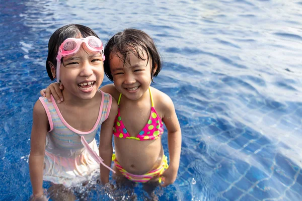 Asiática poco china hermanas jugando en piscina — Foto de Stock