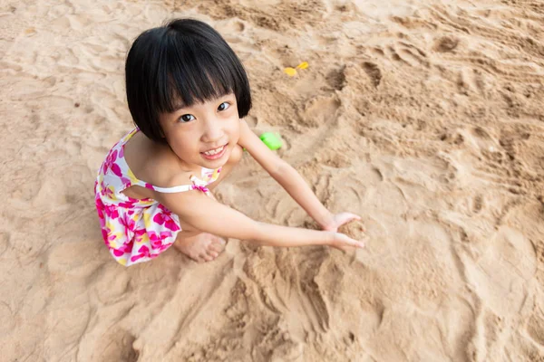 Asyalı Çinli küçük kız oyun kum Plajı'nda — Stok fotoğraf