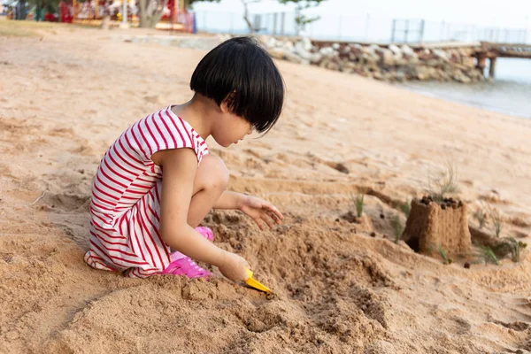 Ázsiai kínai kis lány játék homokos strandon — Stock Fotó