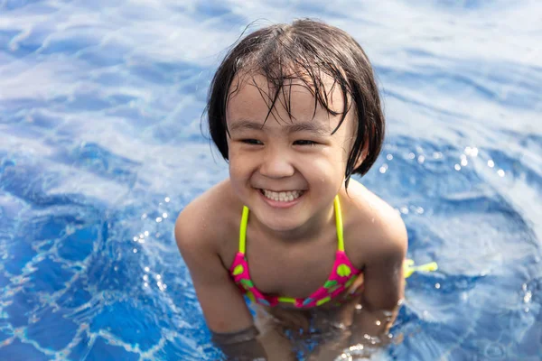 Asyalı küçük Çinli kız yüzme havuzunda oynayan — Stok fotoğraf