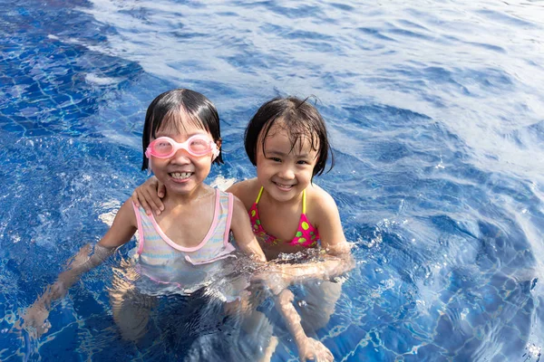 Asiática poco china hermanas jugando en piscina —  Fotos de Stock