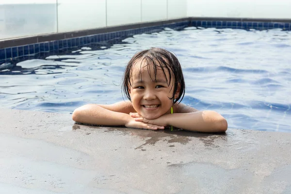 Asiática poco china chica jugando en piscina — Foto de Stock