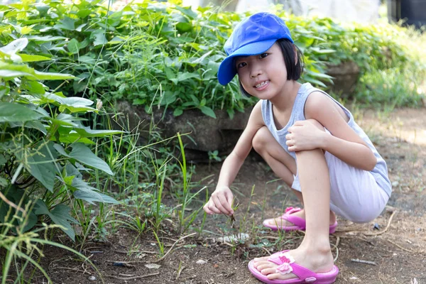 Asiático chinês menina jogar no orgânico fazenda — Fotografia de Stock