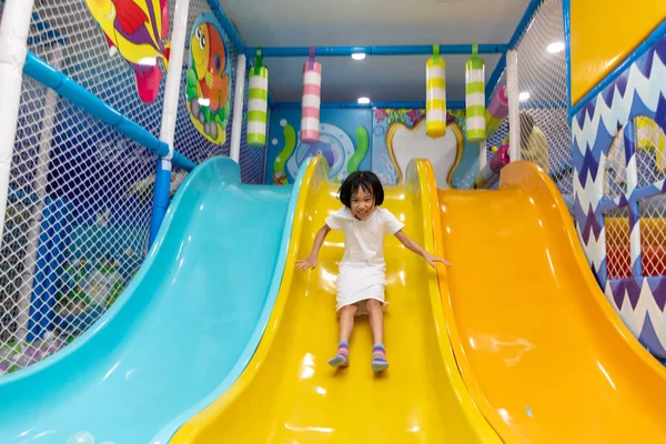 Asiatisch chinesisch klein mädchen spielend auf die slide — Stockfoto