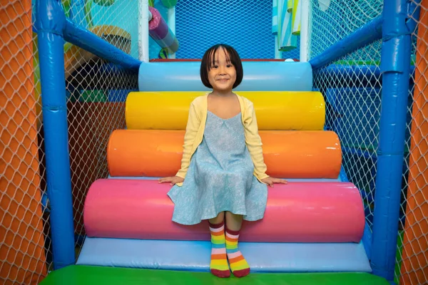 Asiática china niña jugando en interior parque infantil —  Fotos de Stock