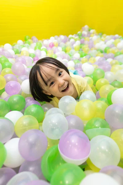 Asiática china niña jugando en bolas piscina — Foto de Stock