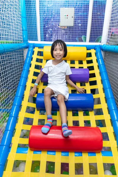 Азиатская маленькая девочка играет на детской площадке — стоковое фото