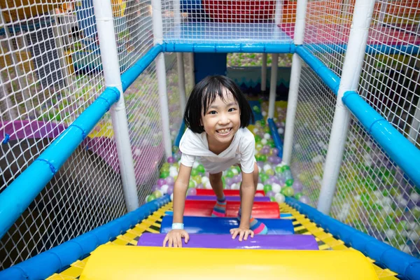 Asiática china niña subir escaleras — Foto de Stock