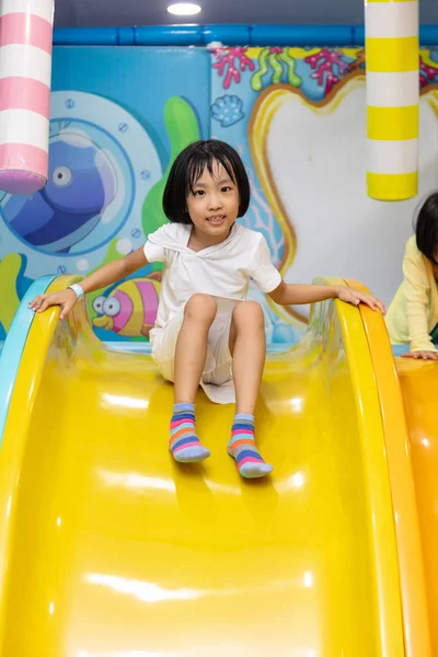Asiatique chinois petite fille jouer sur la diapositive — Photo
