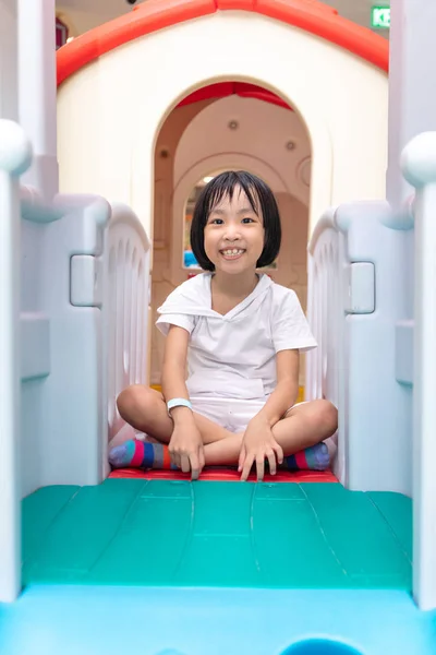 Asiatique chinois petite fille jouer dans jouet maison — Photo