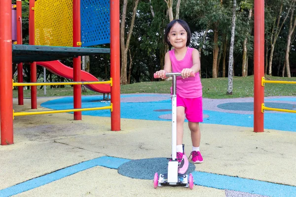 Asijské malé Čínská dívka hraje s koloběžkou — Stock fotografie