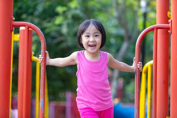 Asiática china niña jugando en al aire libre parque infantil — Foto de Stock