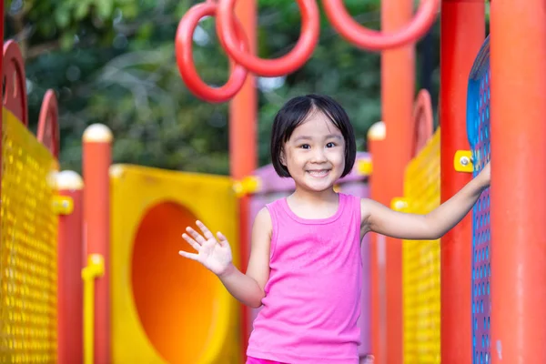 Asiática china niña jugando en al aire libre parque infantil —  Fotos de Stock