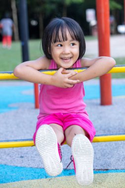 Asyalı Çinli küçük kız açık oyun alanı tırmanma