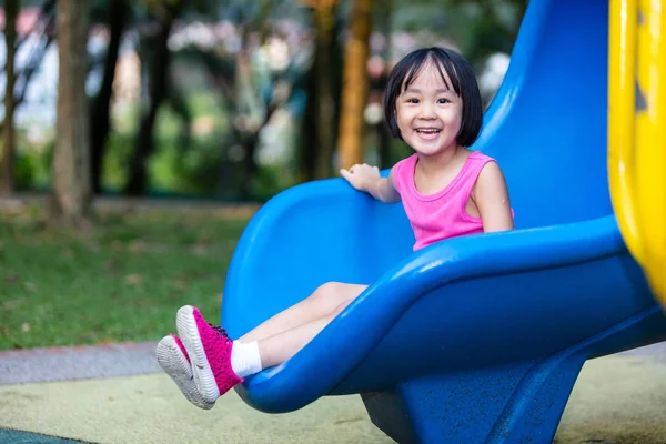 Asiatique chinois petite fille jouer à plein air aire de jeux — Photo