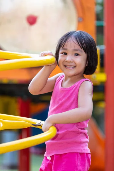 Asyalı Çinli küçük kız açık oyun alanı tırmanma — Stok fotoğraf