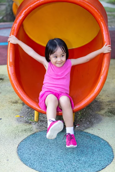 Açık oyun alanında oynayan Asyalı Çinli küçük kız — Stok fotoğraf
