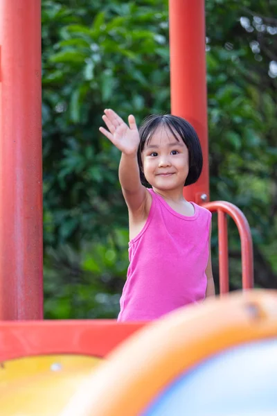 Asiática china niña jugando en al aire libre parque infantil —  Fotos de Stock