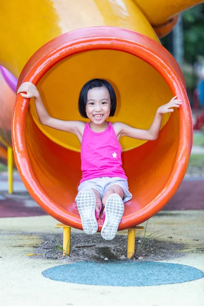 Asiatique chinois petite fille jouer à plein air aire de jeux — Photo