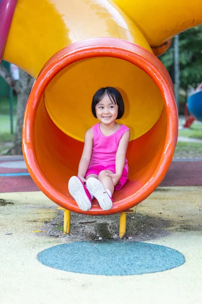 Asiatique chinois petite fille jouer à plein air aire de jeux — Photo