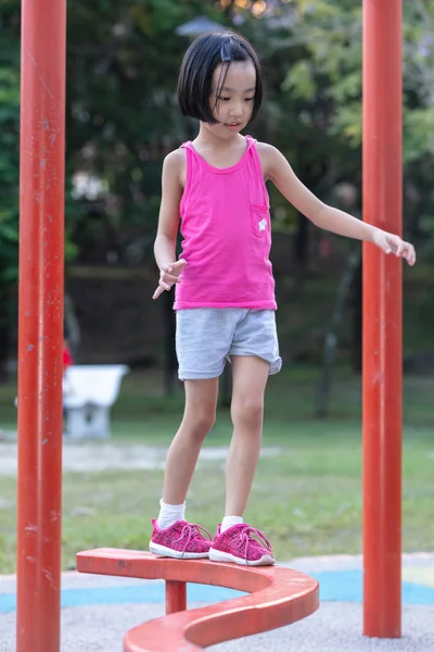 Asiatique chinois petite fille marche sur l 'équilibre faisceau — Photo