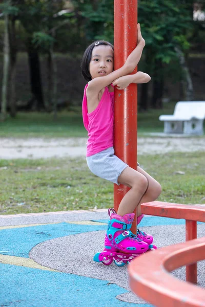 Asiatisch chinesisch klein mädchen spielend mit roller skates — Stockfoto