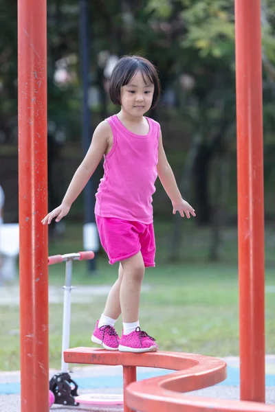 Denge kiriş üzerinde yürüyen Asyalı Çinli küçük kız — Stok fotoğraf