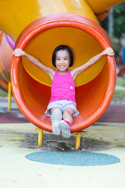 Asiatique chinois petite fille jouer à plein air aire de jeux — Photo