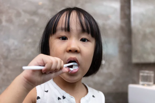 Азіатська маленька китайська дівчина чищення зубів — стокове фото