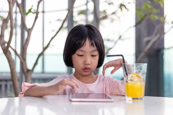 Asiática poco china chica jugando con tablet — Foto de Stock