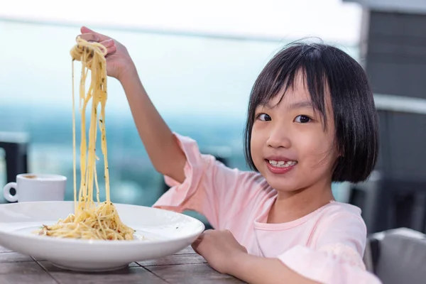 Asiatiska lilla kinesiska flickan äta spaghetti — Stockfoto