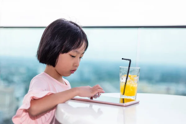 Asian Little Chinese Girl gra z tabletem — Zdjęcie stockowe
