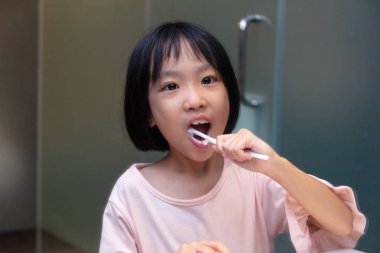 Asyalı Küçük Çinli Kız dişlerini fırçalama 