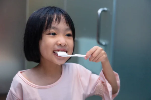 Aziatische weinig Chinees meisje borstelen haar tanden — Stockfoto