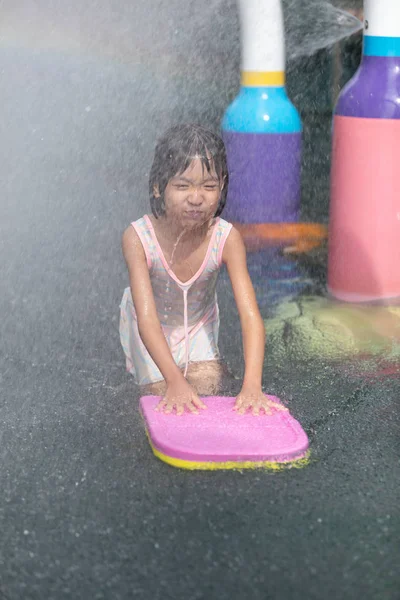 Asiático pouco chinês menina jogar no parque aquático — Fotografia de Stock