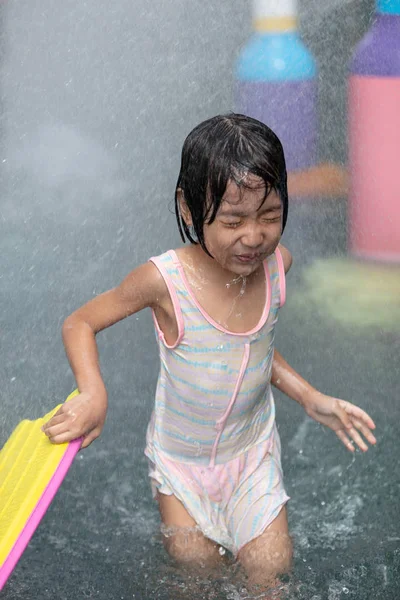 Asiático pouco chinês menina jogar no parque aquático — Fotografia de Stock