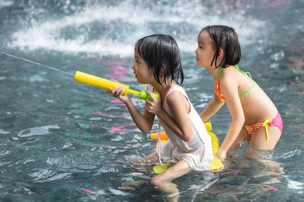 Asiática poco china hermanas jugando en agua parque — Foto de Stock