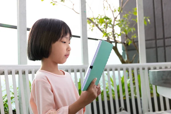 Asiática poco china chica leyendo libro — Foto de Stock