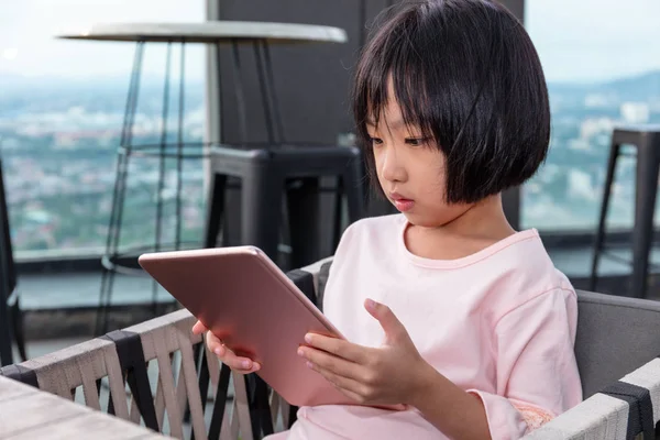 Asiática poco china chica jugando con tablet — Foto de Stock