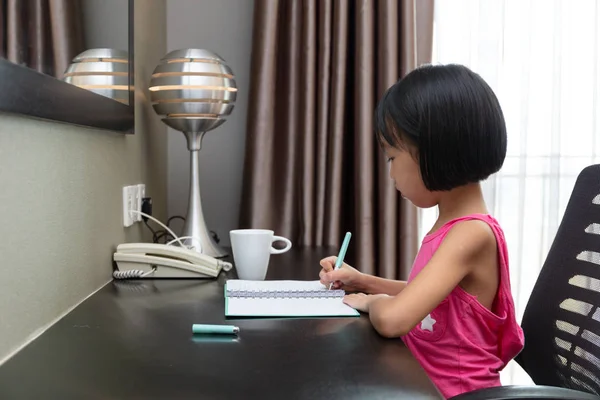 Asian Little Chinese Girl doing homework — Stock Photo, Image