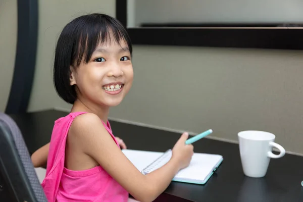 Aziatische weinig Chinees meisje doet huiswerk — Stockfoto