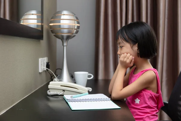 Asiatisk liten kinesisk flicka gör läxor Royaltyfria Stockfoton