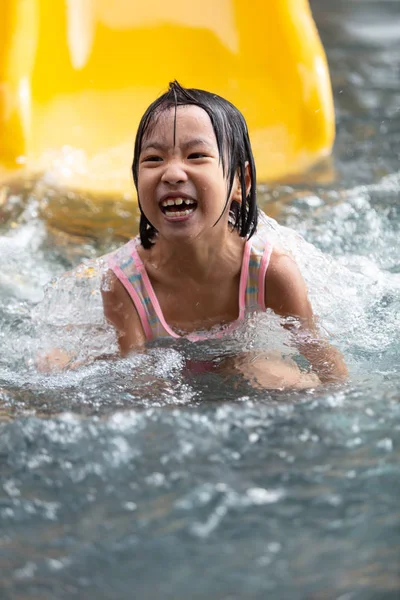 Asiático pouco chinês menina jogar no parque aquático — Fotografia de Stock