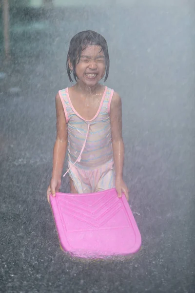 Asiático pouco chinês menina jogar no parque aquático — Fotografia de Stock